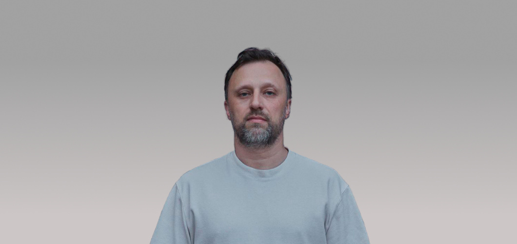 Фото с сайта: https://alpina-proza.ru/stream/posmotret-glazami-chudovishh.-intervyu-s-avtorom-romana-vsklyan