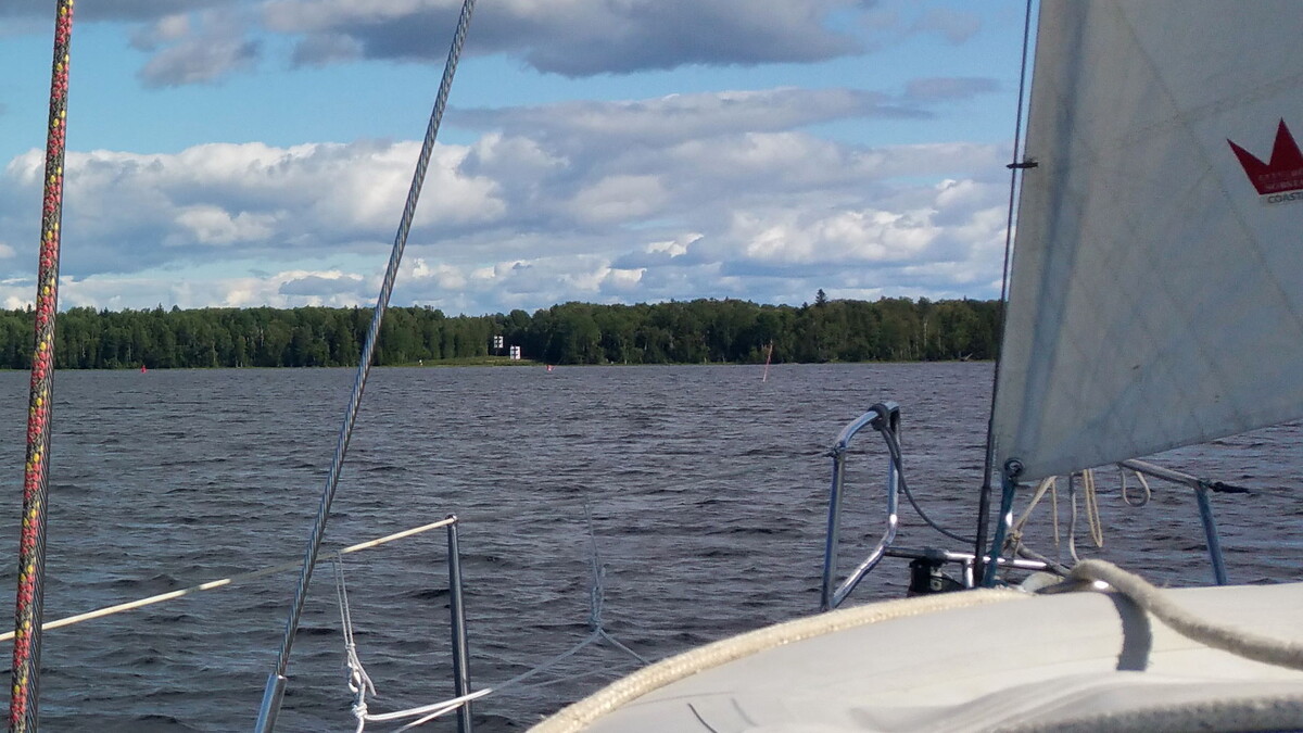 Створы, вешки и буи. Немного влево/вправо - мель. Осадка "Барона" - 2 метра