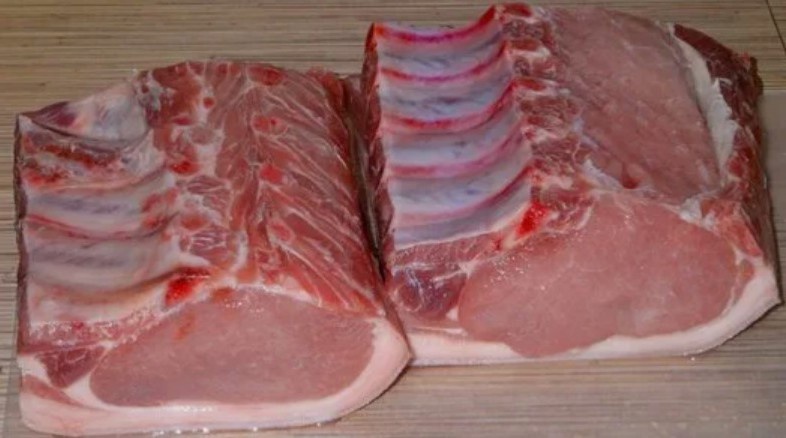 Решил, что надо брать. Иногда на рыбалку нужен нормальный бутерброд с мясом, а колбаса - это уж слишком. Дома план был простой: из костей сварю супчик, а мясо запеку в духовке. Всё вроде бы по классике.