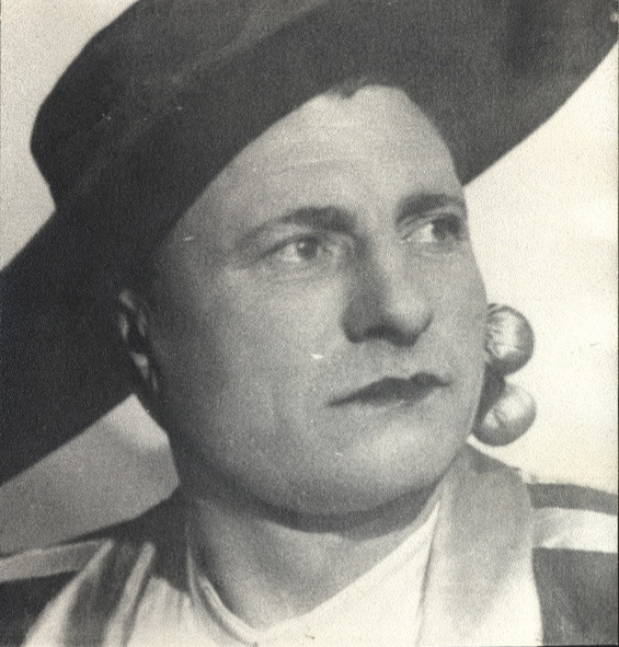 Макс Борисов одновременно дрессировщиком медведей, атлетом и воздушным гимнастом