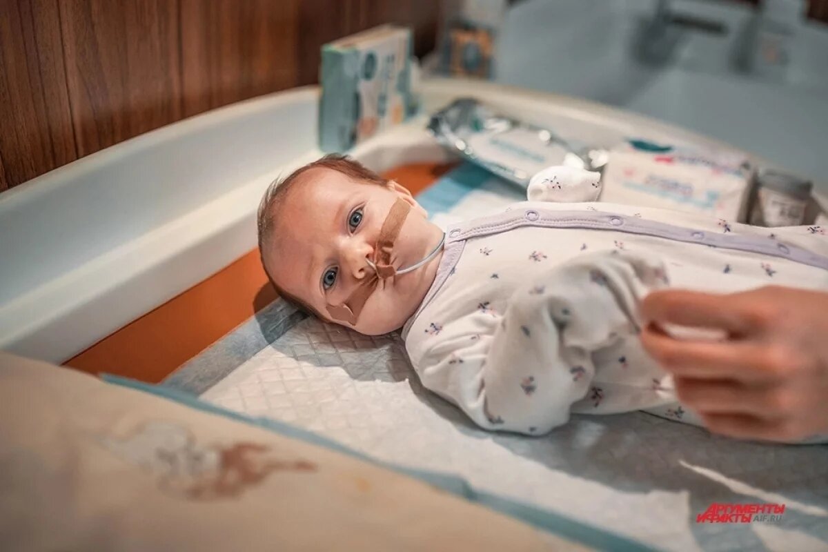    Арина ест через зонд и гуляет в закрытой коляске, но мы можем это изменить.