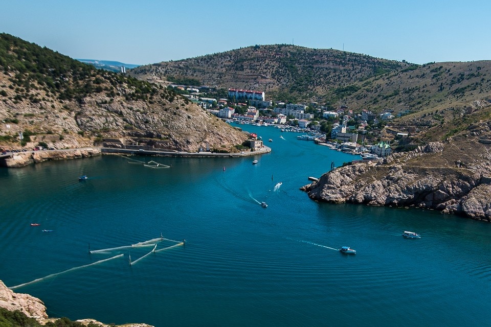    В Южной бухте Севастополя зафиксировали пятна нефтепродуктов Анна САДОВНИКОВА