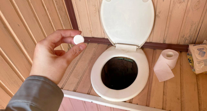    Что добавлять в дачный туалет, чтобы отходы растворялись и запаха не было: лайфхак