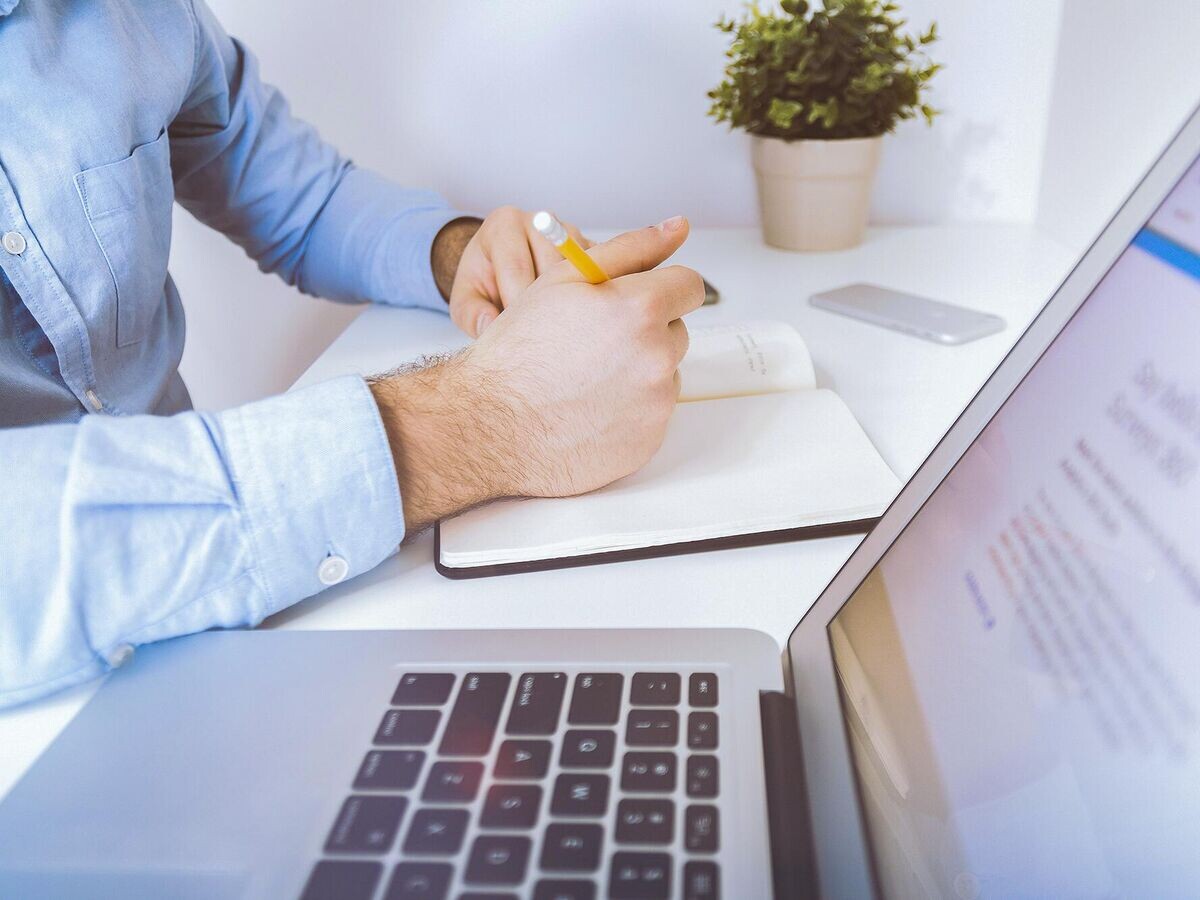    Мужчина делает записи на рабочем местеCC0 / /