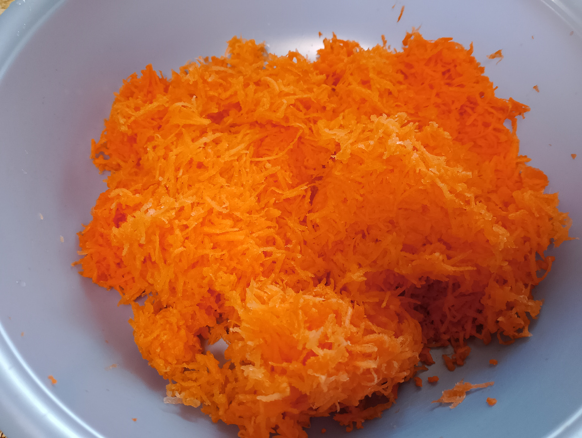 Морковь 🥕 на мелкой тёрке. Фото 📷 автора.