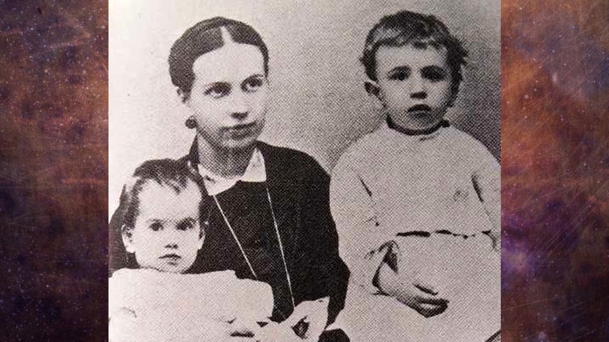 Софья Андреевна с Таней (слева) и Сережей