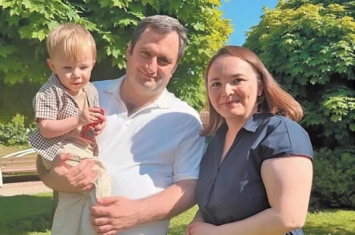    Маленькому Лёвушке в руках у доктора Григорьяна два года. Но знакомы они несколько дольше, ведь впервые хирург увидел ребёнка задолго до его рождения, когда на сроке беременности 28 недель прооперировал его прямо в животе у мамы.