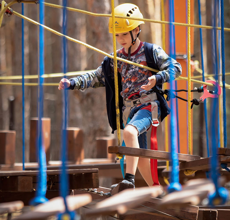 Парк-отель «Маламут Ленд»: пространство для отдыха и релакса
Проживание в экопарке «Маламут Ленд» — это возможность ощутить единение с природой, не отказываясь от комфорта. Здесь глэмпинг и гостевые дома создают пространство, где уют, тишина и волшебство сказочного леса соединяются с теплом и заботой.

Глэмпинг «Маламут» — это круглогодичные тёплые шатры с террасами и видом на Жигулёвский заповедник. Мы подготовили уникальную концепцию — каждый шатёр хранит свою легенду и охраняется тотемным животным — лисой, совой или другим хранителем, который символически защищает гостей и дарит особую энергию пребывания.

Гостевые дома «Чары и Байкала» — это уютные скандинавские бунгало, вдохновлённые собаками, с которых началась история парка. Дом Чары наполнен атмосферой заботы и семейного уюта, а дом Байкала — духом веселья, дружбы и приключений.

Каждый гость здесь становится частью большой истории о человеке, природе и животных, живущих в гармонии.
