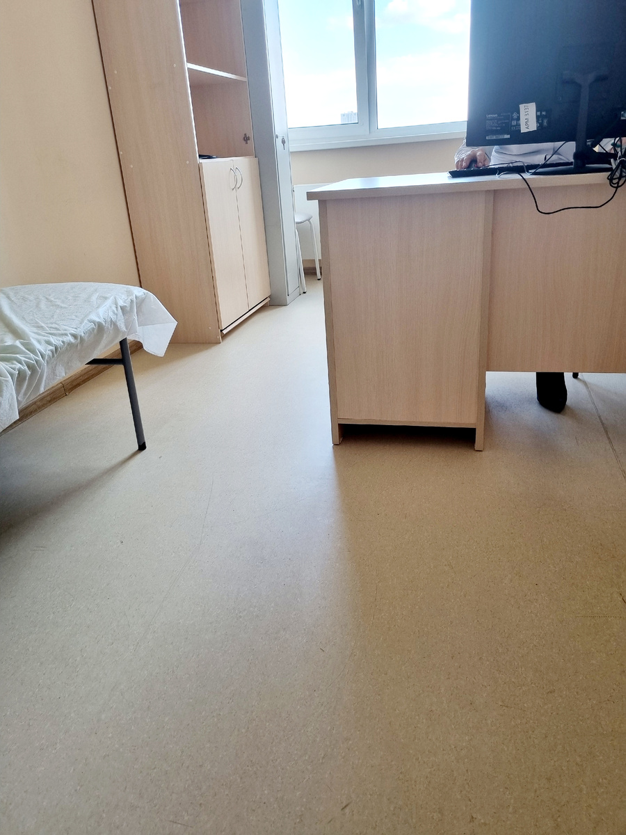 Я возле двери пытаюсь услышать врача.