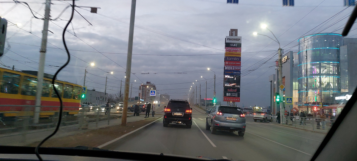 Едем через мост на Новом рынке вчера вечером в 6.30 по местному времени к зятю на день рождения. Облака уже всё затягивают.