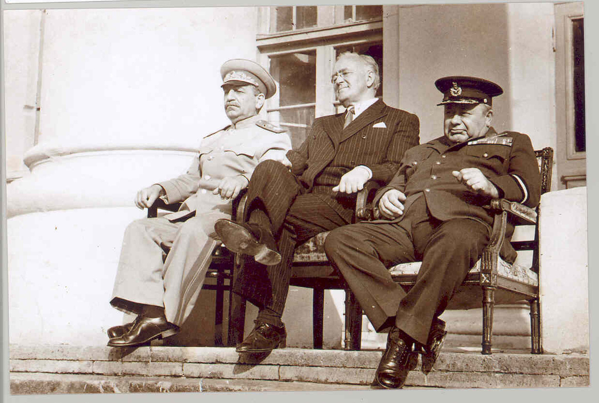 Сталин (Георгий Саакян), Алексей Задачин (Рузвельт) и Маирбек Цихиев (Черчилль). Кадр из фильма