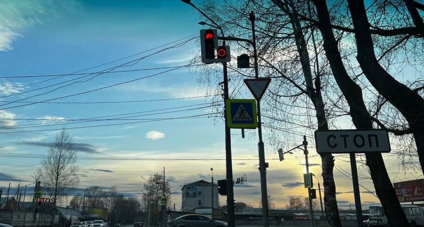    На дорогах стали появляться новые светофоры с красным крестом: что значит это и для чего они нужны