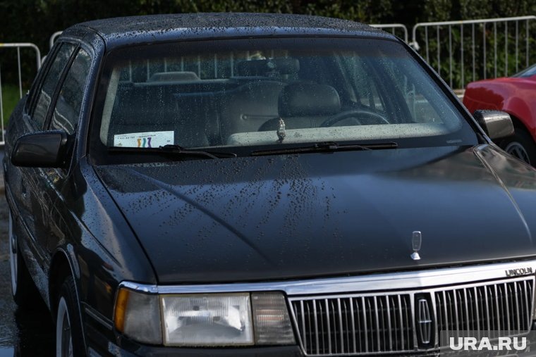     Представительский седан Lincoln Town Car часто участвует в выставках (архивное фото)