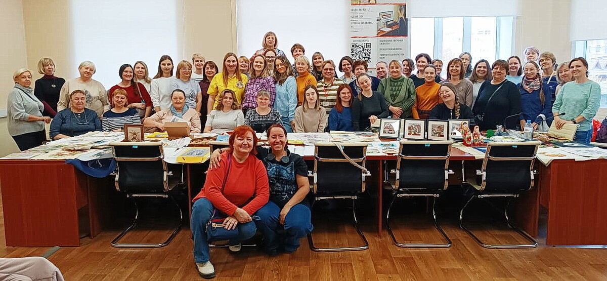 Вышивальщицы Новосибирска на октябрьской встрече. 2025г. Фото Т. Зникиной.