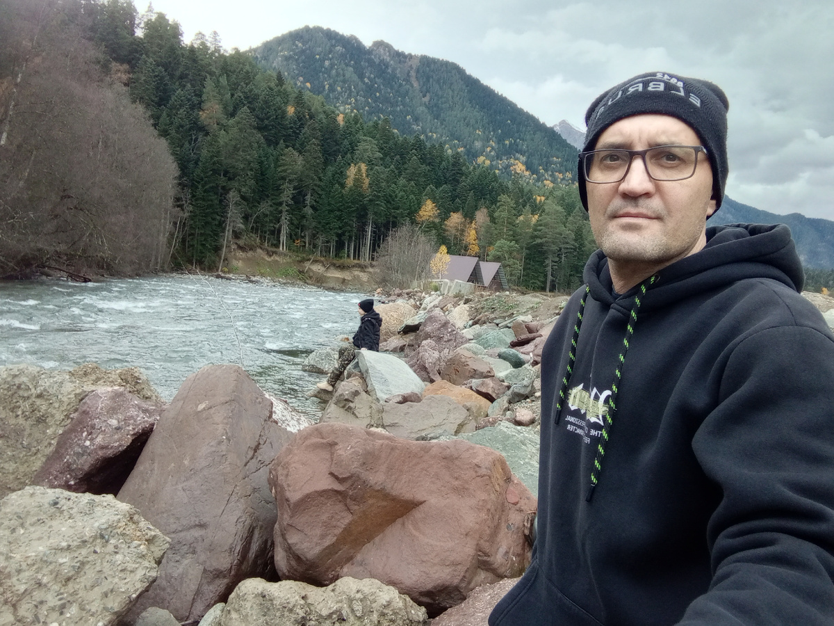 Маруся о чём-то задумалась, сидя между валунами