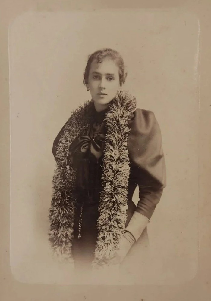 Женщина в боа, фотография К.Шапиро, Санкт-Петербург, 1893 г.