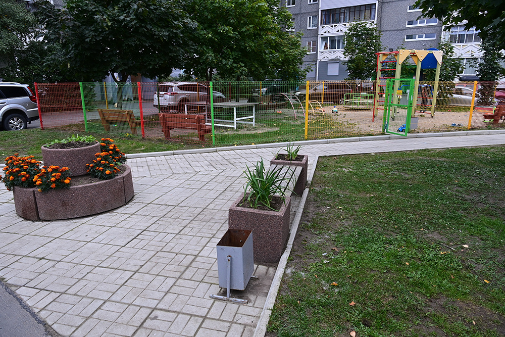    Двор дома № 28 по Лососинскому шоссе. Фото: "Республика" / Сергей Юдин