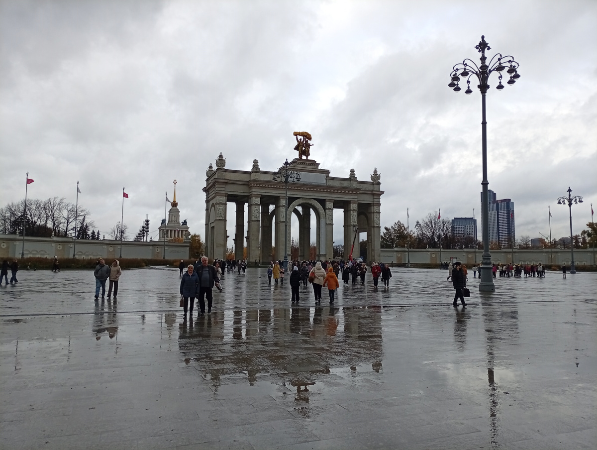 ВДНХ в конце октября. Фото мое.