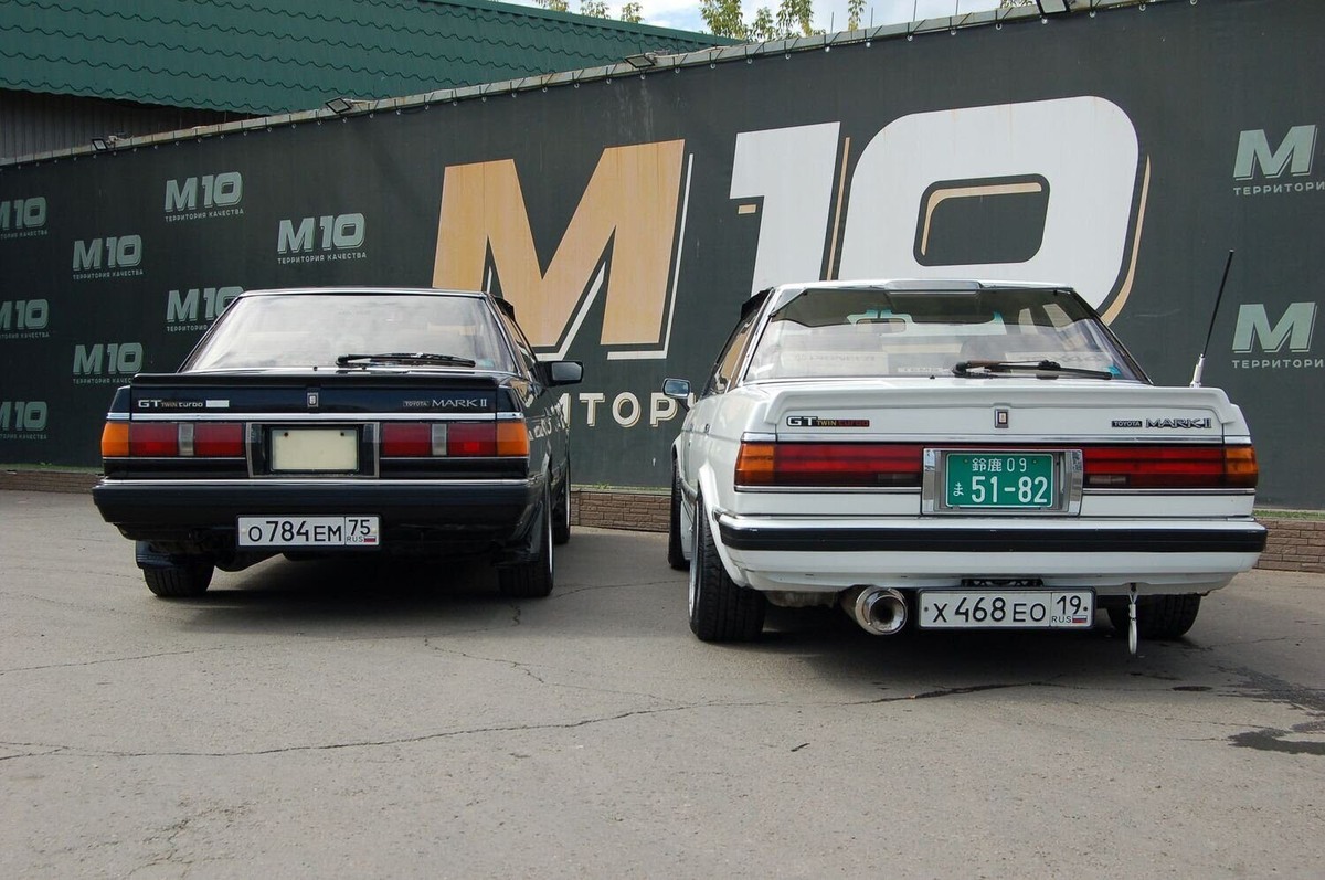 Слева- дорест, справа- рейсталинг даже в 2026 году автомобиль не теряет свою эстетику японского тюнинга, а так же стокового автомобиля. 