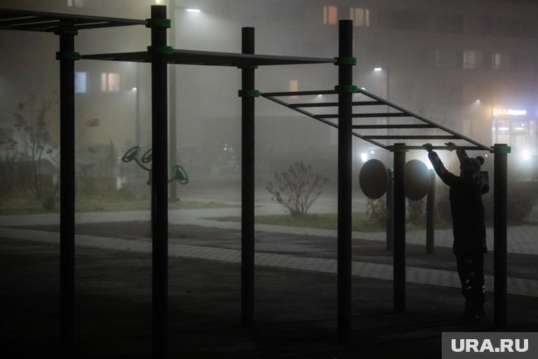     Дети в прифронтовых районах играют на площадках у разрушенных зданий, заявил Мирошник (архивное фото)