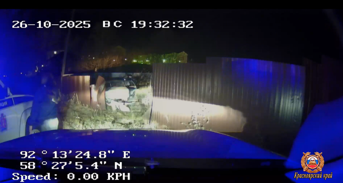     В Енисейске шестеро подростков врезались в забор на угнанной машине