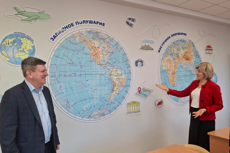    В школе №7 и детской библиотеке (фото с личной страницы депутата Зины Мержоевой)