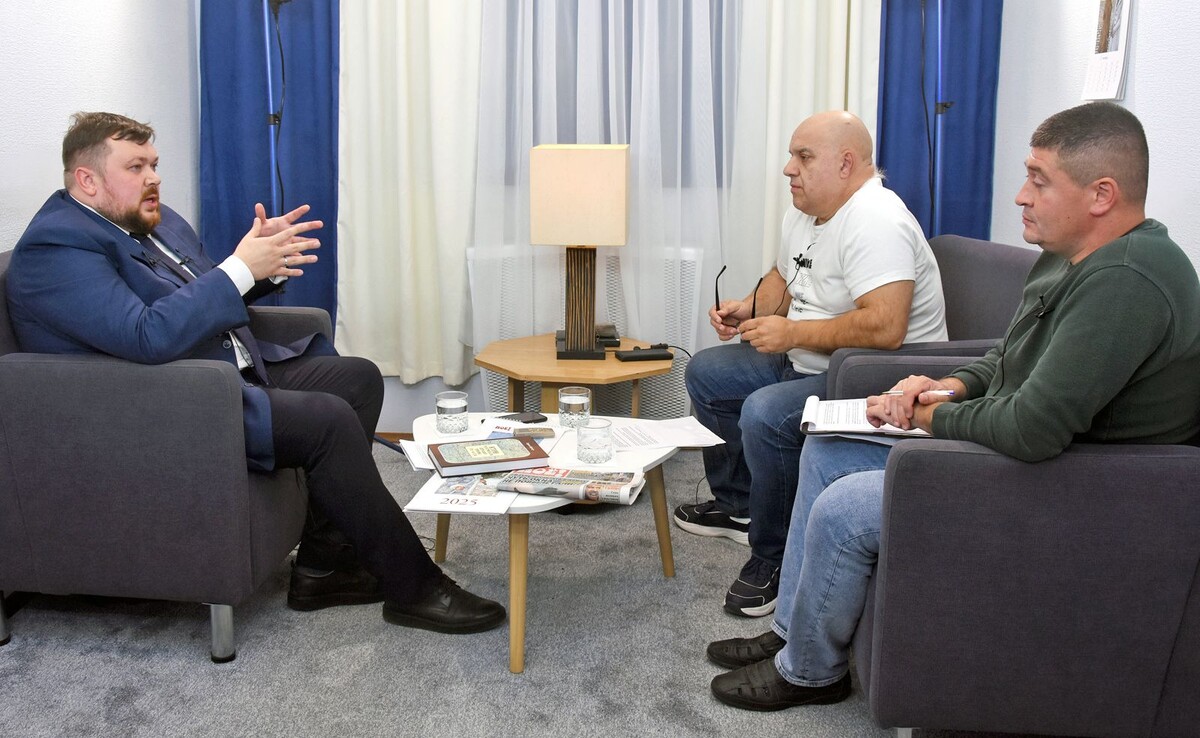 Журналисты «МОЁ!» задали министру Еренкову (слева) массу вопросов  📷
