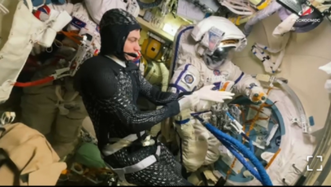    Космонавт из Югры Сергей Рыжиков почти семь часов провел в открытом космосе