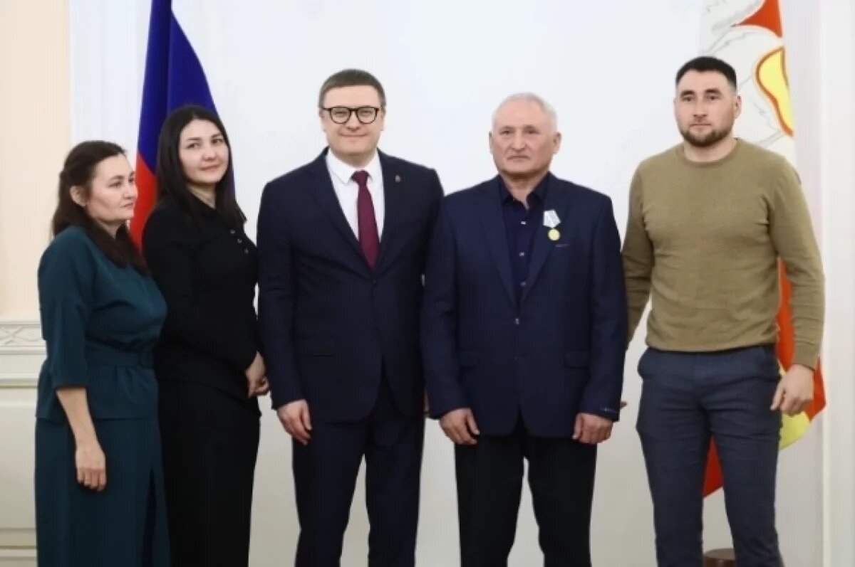    В Челябинске многодетного отца наградили медалью «Родительская слава»
