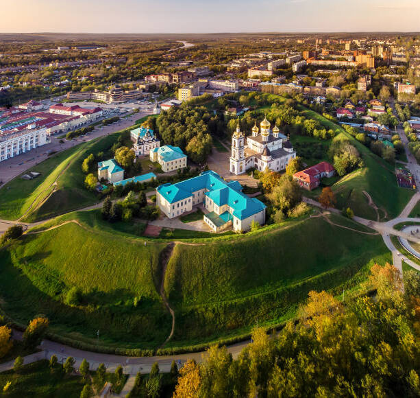 Вот такая красивая панорама некогда пограничного кремля! Фото взято из библиотеки iStock.