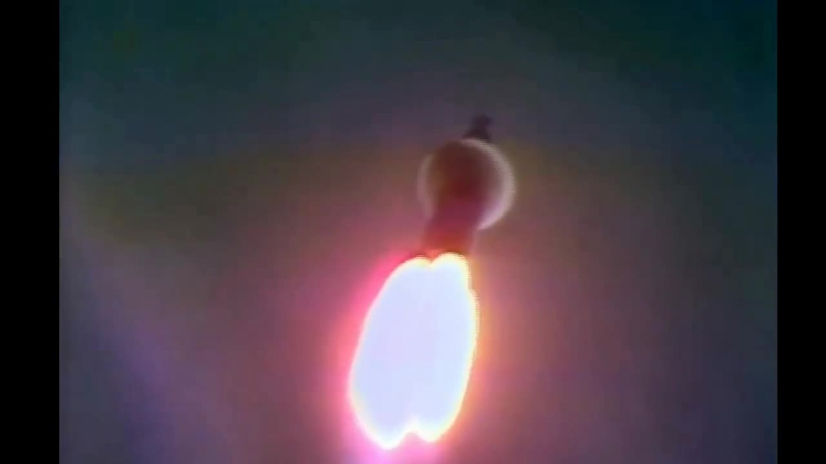 Эффект Прандтля-Глауэрта. Стоп-кадр из репортажа CBS о запуске миссии «Аполлон-11».      Apollo 11 Launch CBS News Coverage.                                                   https://www.youtube.com/watch?v=ykRmdXzO9EI