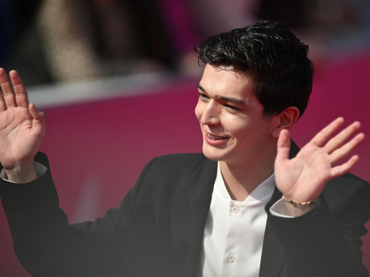 Певец Akmal' (Акмаль Ходжаниязов) на красной дорожке перед церемонией вручения ХХ национальной телевизионной премии в области популярной музыки "МУЗ-ТВ 2025. Легенда" в Live Арене в Москве© РИА Новости / Владимир Астапкович