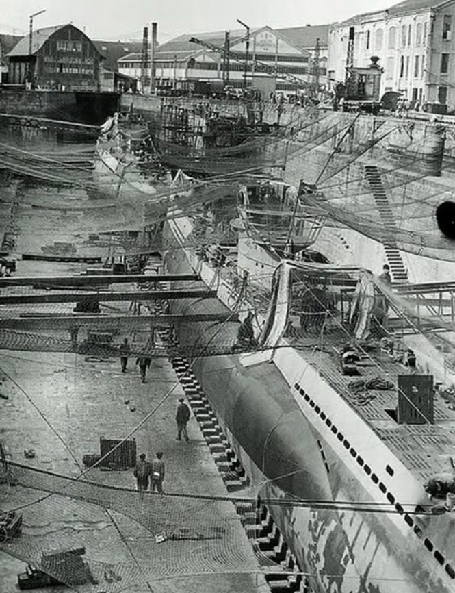 Немецкие подводные лодка в доке Лориана