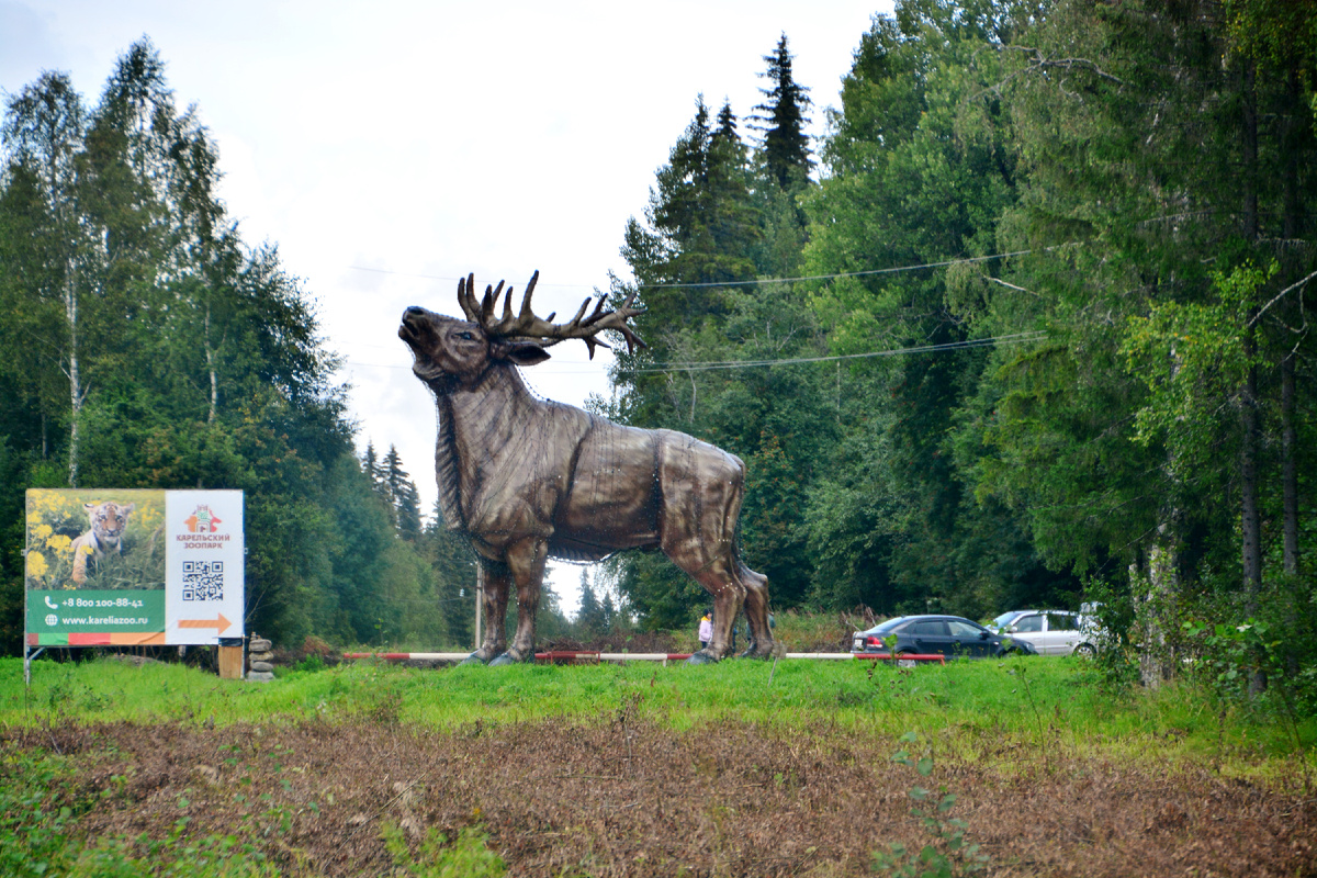 Фигуры на въезде вечером подсвечиаваются гирляндами. Они огромные!!!