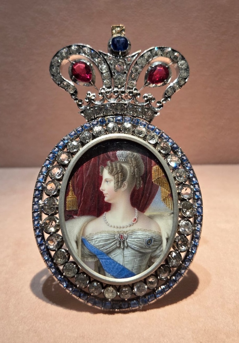 Медальон. Портрет императрицы Александры Федоровны. Санкт-Петербург 1830-е Серебро, золото, стразы, стекло, слоновая кость, акварель, гуашь