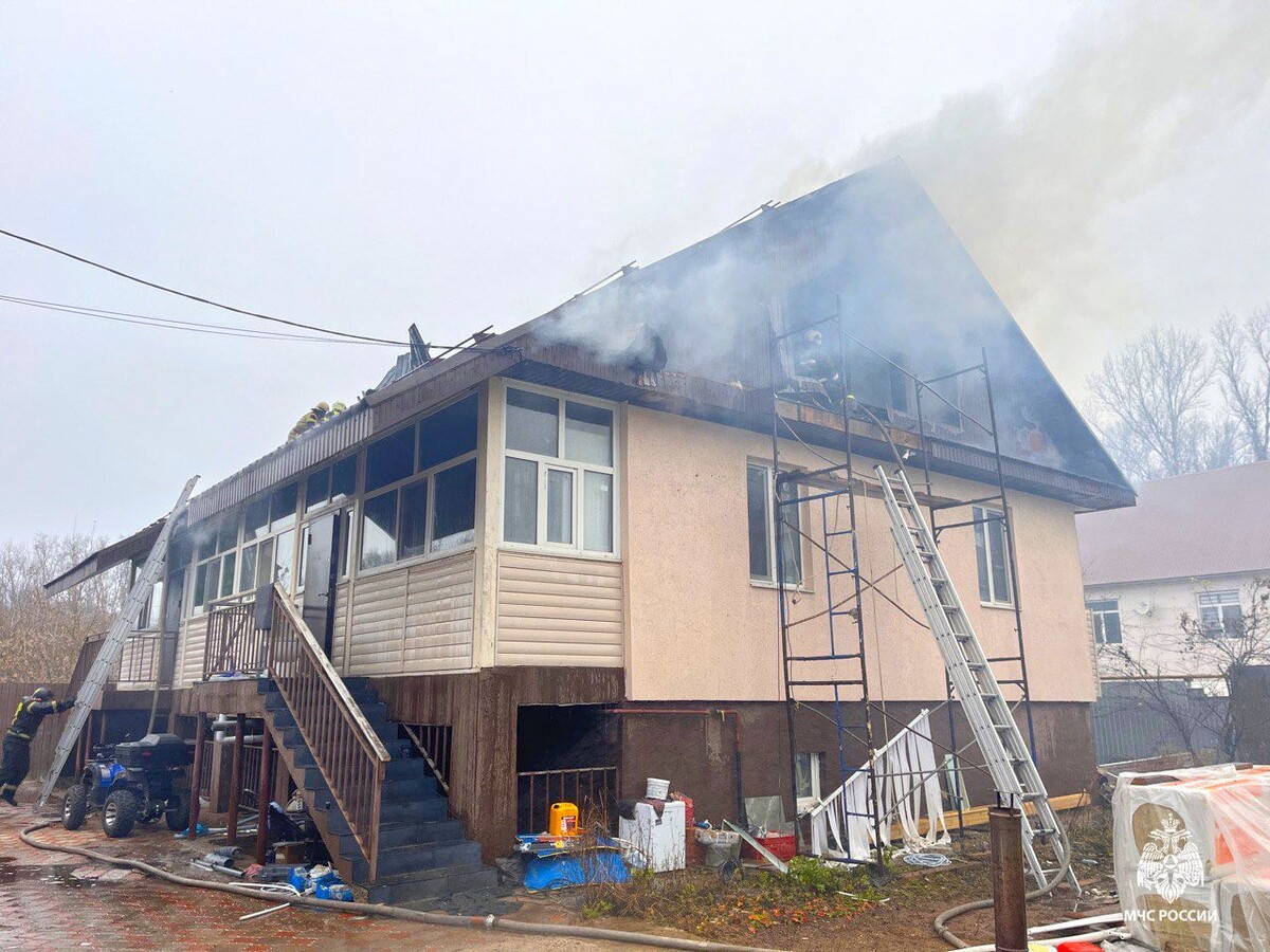    На Кооперативной поляне в Уфе загорелся жилой дом