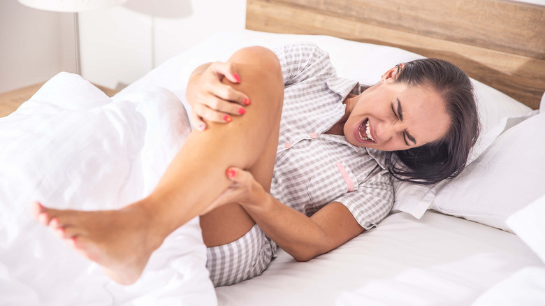 Почему сводит ноги? Разбираемся в причинах судорог и как с ними жить