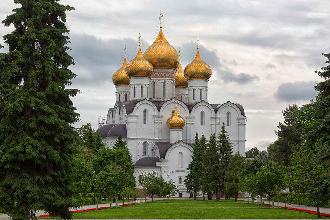 Купола Успенского собора в Ярославле.