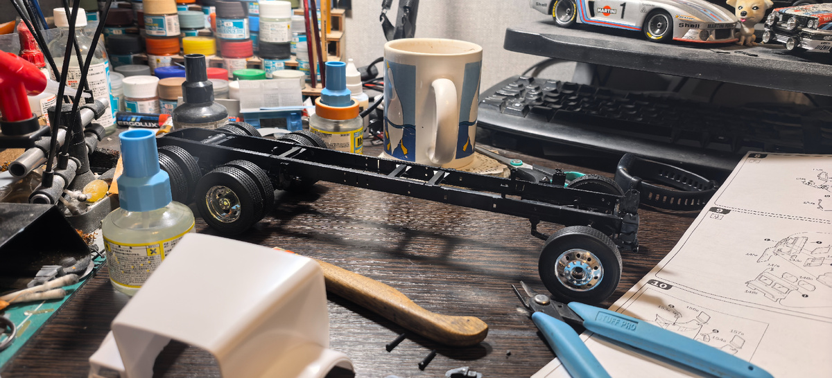 Уже вырисовывается рама, где-то на задворках рабочего стола