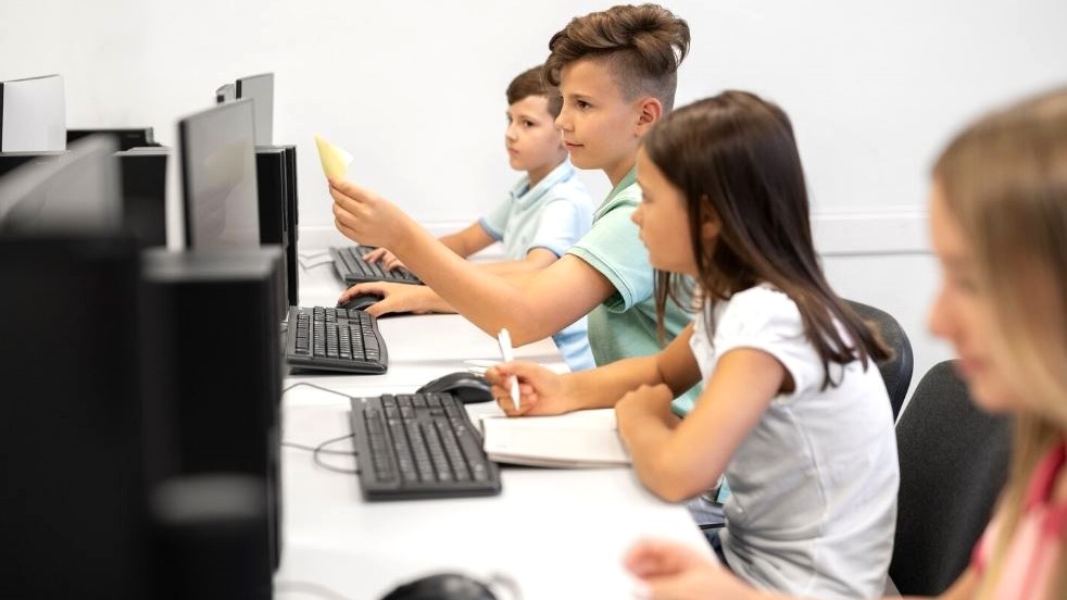    Югорских школьников приглашают на новый урок «Цифрового ликбеза»