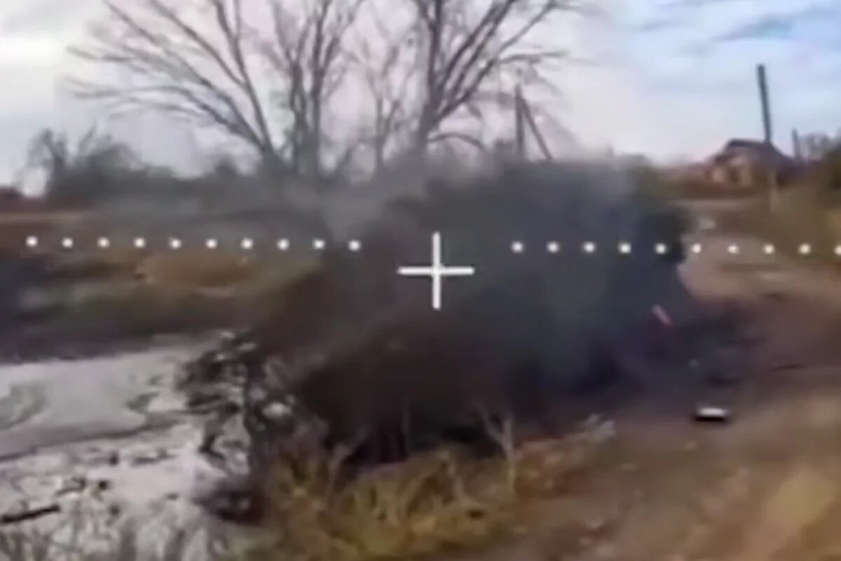    Расчеты FPV-дронов Южной группировки войск уничтожили американский бронетранспортер «Страйкер» производства США и пикап ВСУ в районе Константиновки.