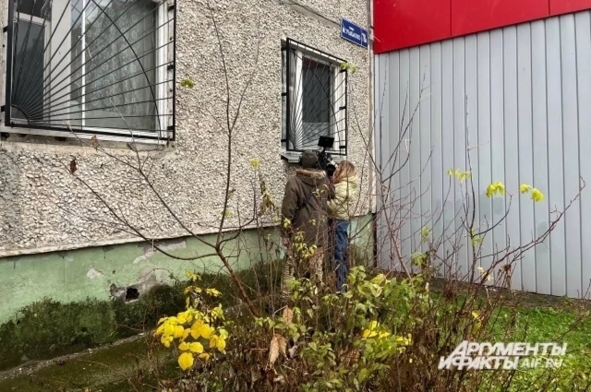    Журналисты окружили дом «пермского людоеда» после обнаружения в нём тела