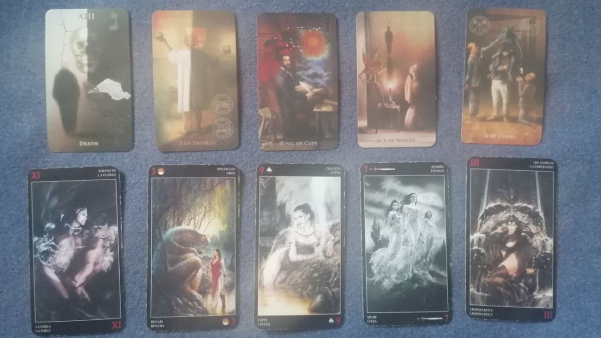 Две колоды Таро: Таро Сумашедшего Дома и Темное таро Ройо. Фото Inna Fjordis