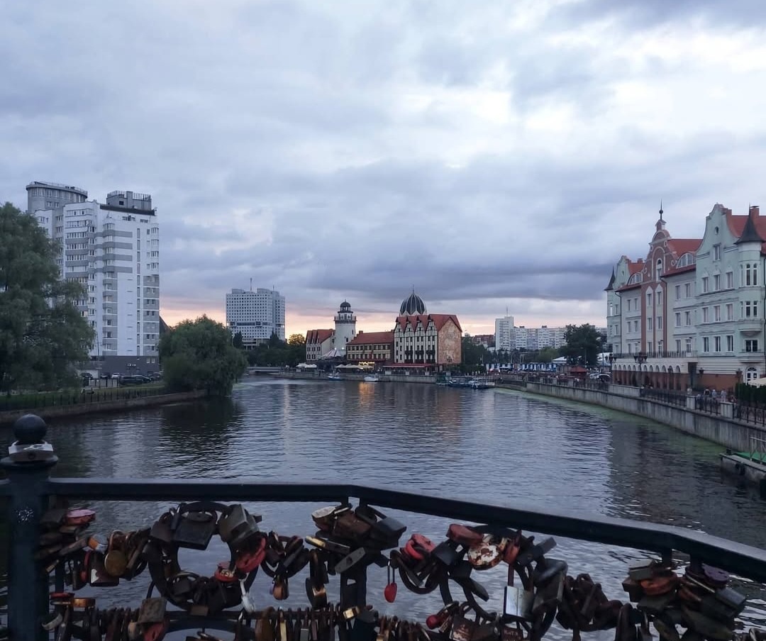 Вечереет, самое время, чтобы вновь прогуляться. А тем временем, в кадре снова мелькнул "куб") 