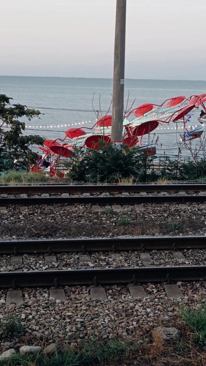 Мы потом пошли кататься на этой карусельке . Необычно.  Прям возле морюшка .