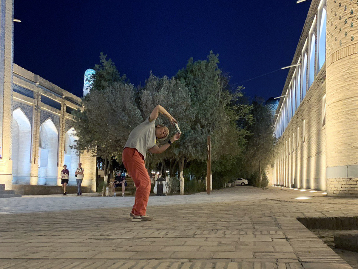 Ваш автор в Хиве. Пытаюсь снять фото с интересного ракурса. Какое фото? Смотрите ниже))