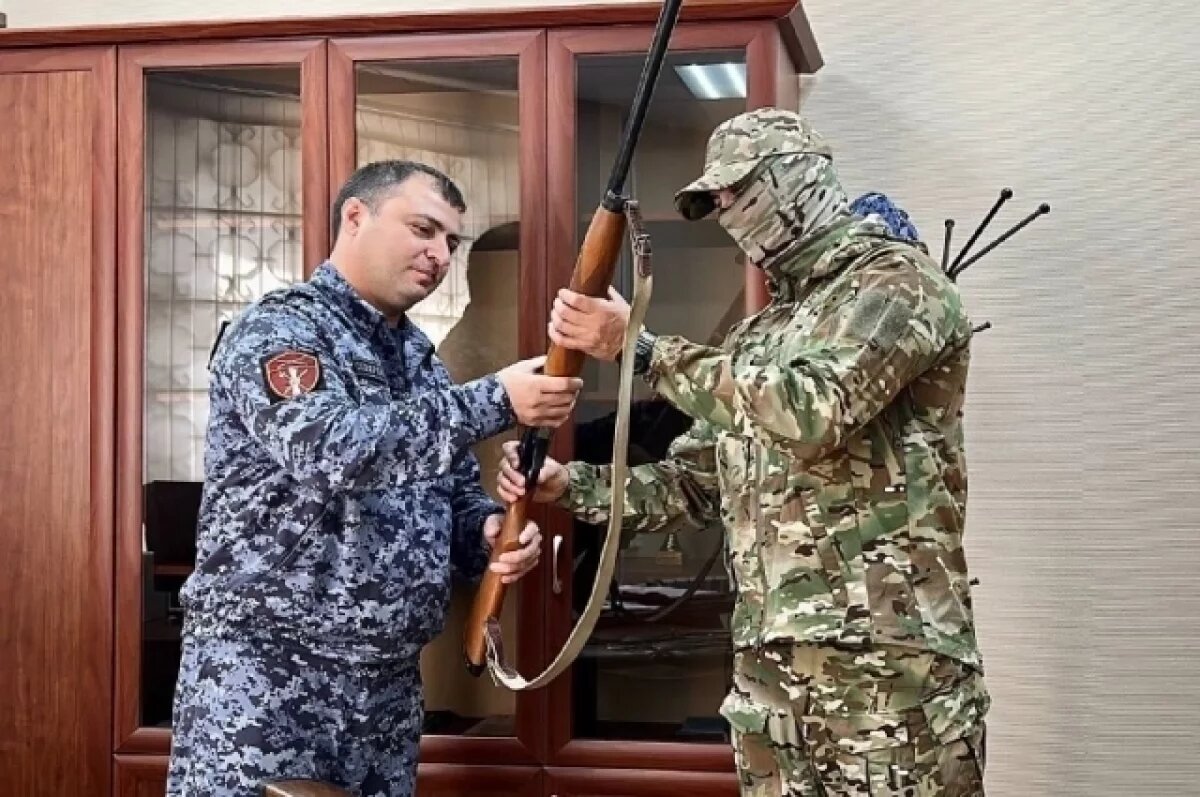    Астраханцы активно помогают бойцам СВО, сдавая оружие