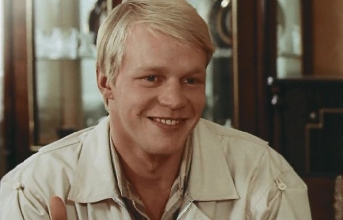 К актёрскому труду пришёл не сразу.