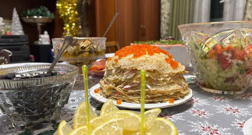    На Год Красной Огненной Лошади готовим «Охотничий» салат с говядиной и грибами: идеальный рецепт для новогоднего стола