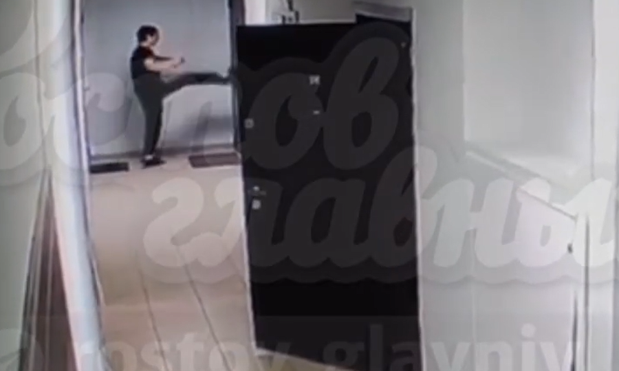 «Бегает с мачете и ломится в квартиры»: солевой мигрант держит в страхе жильцов многоквартирного дома в Ростовской области